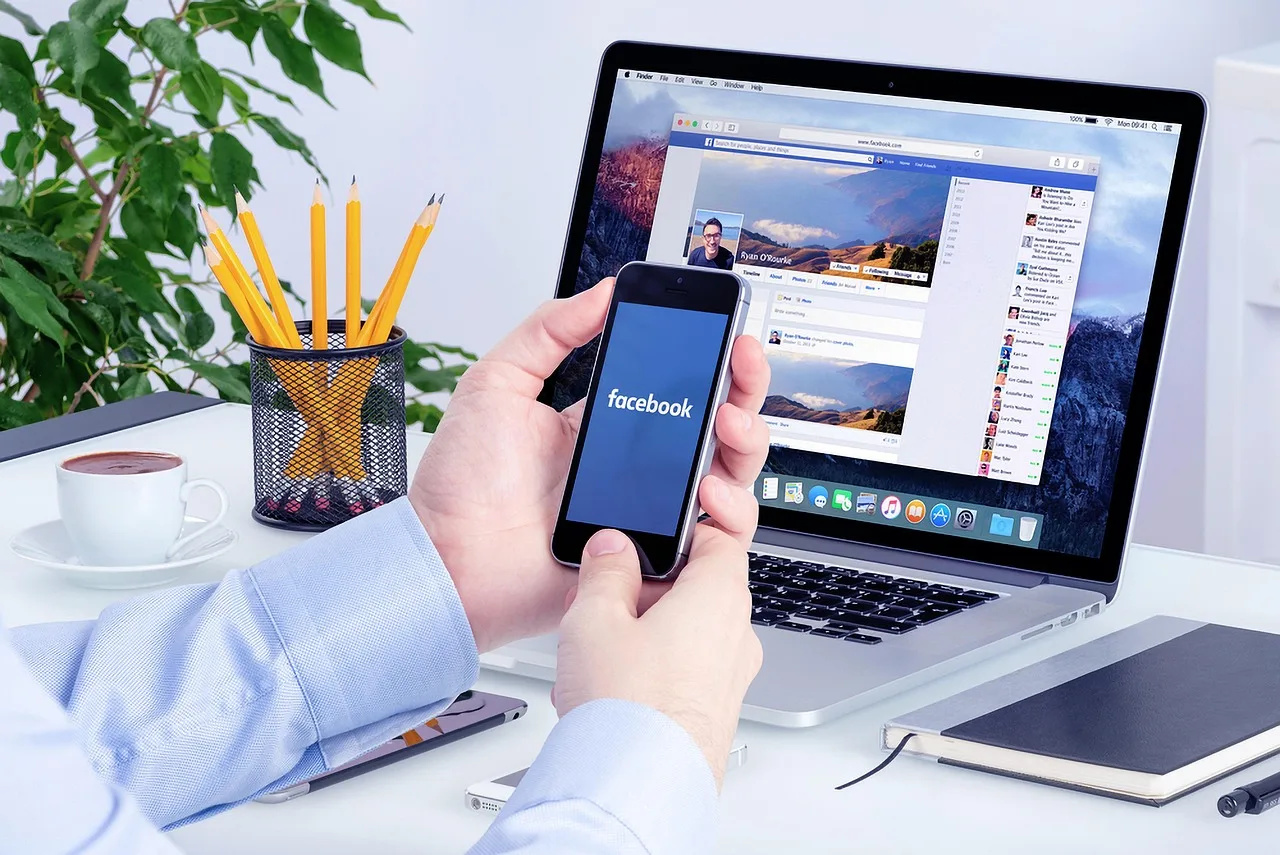 facebook, social media, social media marketing, smartphone, laptop, workspace, office break, office hour, desk, facebook marketing, facebook ads, facebook ads, facebook ads, facebook ads, facebook ads, facebook ads. How to test discovery platforms for creator coverage