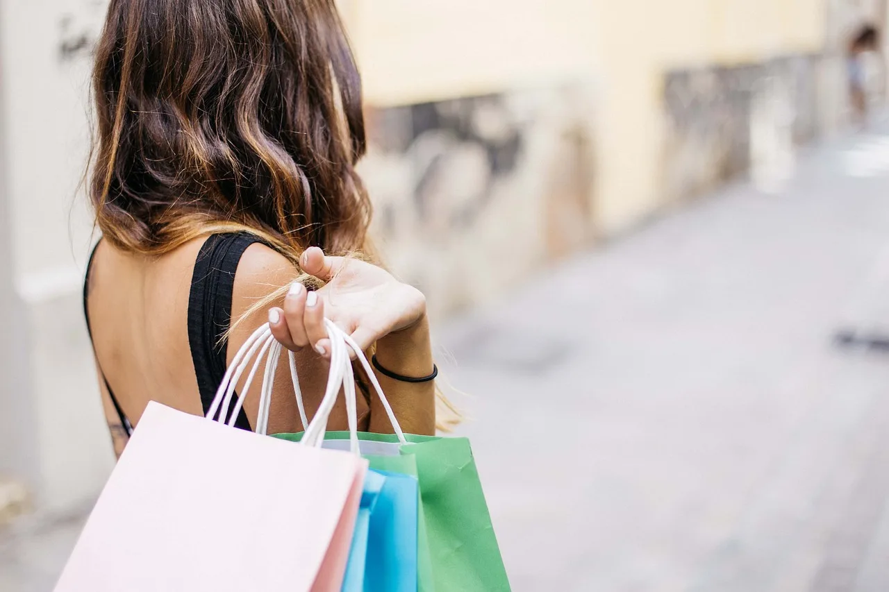 happy holidays, woman, shopping, lifestyle, adult, bags, buy, shopping bags, retail, sale, woman shopping. Agency Tool Planning for the US Retail Calendar